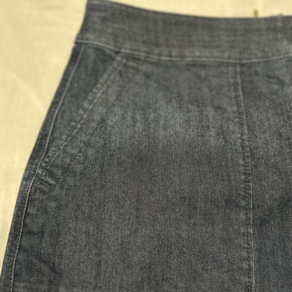Loft Denim Skirt, size 6 US - Picture 2 of 4